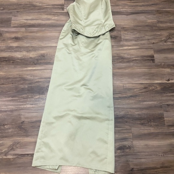 Vintage Floral Embroidered Women's Fancy Dress in Light Green - Picture 2 of 11